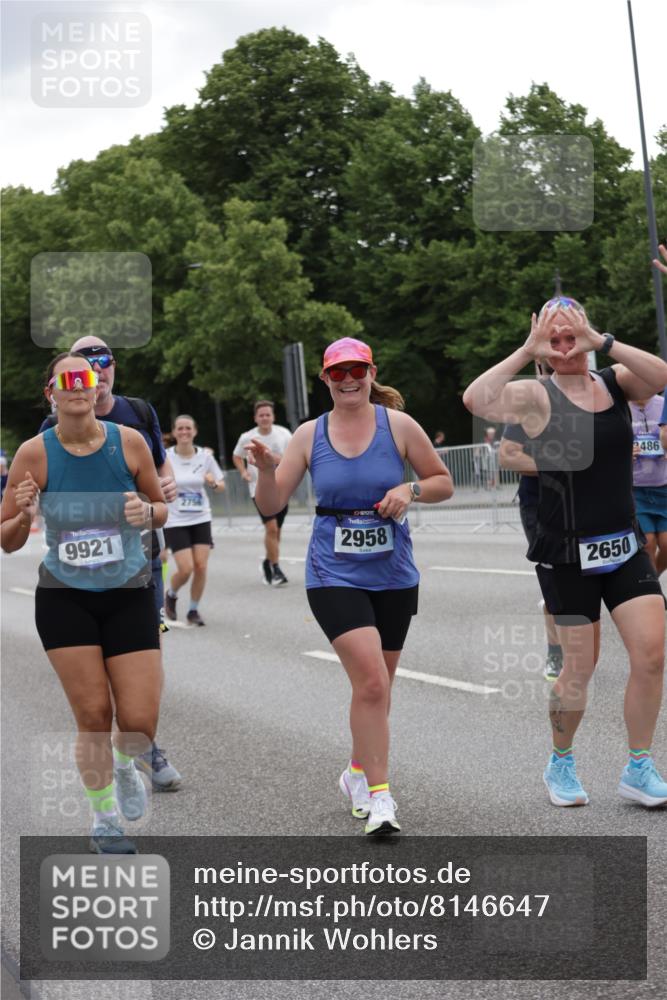 29.06.2025 - hella hamburg halbmarathon Jannik Wohlers http://msf.ph/oto/8146647 29.06.2025 10:47:51 Lombardsbrücke 1157, 1174, 1175, 1645, 1701, 2037, 2195, 2418, 2475, 2650, 2756, 2909, 2958, 3320, 3468, 3504, 3679, 3933, 4327, 4588, 5585, 5781, 5952, 6143, 7393, 7394, 7532, 8521, 8948, 9775, 9921, 10145, 11548, 11742, 11781, 12022, 12104, 12152, 12192, 12439, 12932, 13377, 13529, 13559, 13675, 13861, 14050, 15743, 16141, 16368, 16722, 16965, 17325, 17339, 17957, 18001, 18248, 18262, 18352, 18480, 19101 meine-sportfotos.de