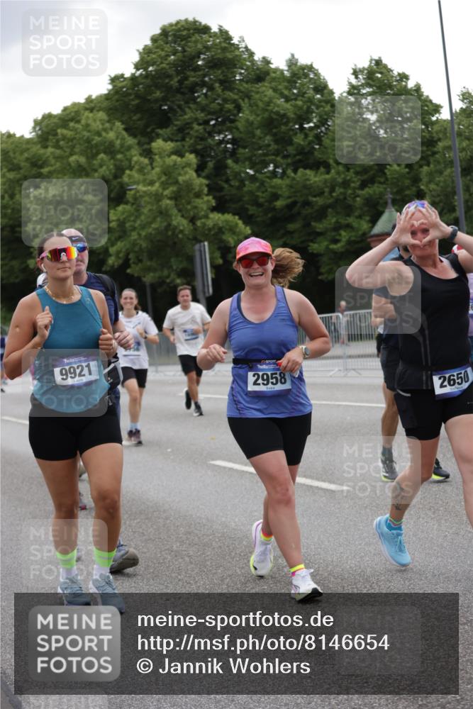 29.06.2025 - hella hamburg halbmarathon Jannik Wohlers http://msf.ph/oto/8146654 29.06.2025 10:47:51 Lombardsbrücke 1157, 1174, 1175, 1645, 1701, 2037, 2195, 2418, 2475, 2650, 2756, 2909, 2958, 3320, 3468, 3504, 3679, 3933, 4327, 4588, 5585, 5781, 5952, 6143, 7393, 7394, 7532, 8521, 8948, 9775, 9921, 10145, 11548, 11742, 11781, 12022, 12104, 12152, 12192, 12439, 12932, 13377, 13529, 13559, 13675, 13861, 14050, 15743, 16141, 16368, 16722, 16965, 17325, 17339, 17957, 18001, 18248, 18262, 18352, 18480, 19101 meine-sportfotos.de
