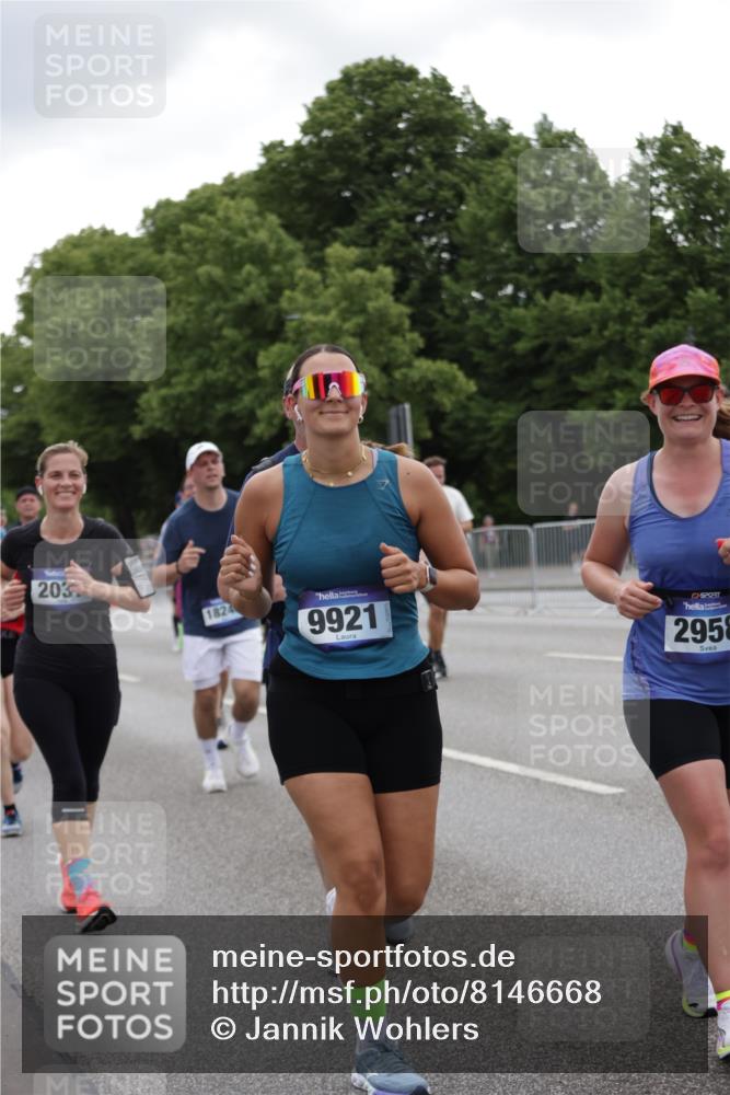 29.06.2025 - hella hamburg halbmarathon Jannik Wohlers http://msf.ph/oto/8146668 29.06.2025 10:47:52 Lombardsbrücke 1157, 1174, 1175, 1645, 1701, 2037, 2195, 2418, 2475, 2627, 2650, 2756, 2909, 2958, 3320, 3468, 3504, 3679, 3933, 4327, 4588, 5585, 5781, 5952, 6143, 7393, 7394, 7532, 8521, 8948, 9775, 9921, 10145, 11548, 11742, 11781, 12022, 12104, 12152, 12192, 12439, 12452, 12932, 13377, 13529, 13559, 13675, 13861, 14050, 15743, 16141, 16368, 16669, 16693, 16722, 16965, 17325, 17339, 17930, 17957, 18001, 18248, 18480 meine-sportfotos.de