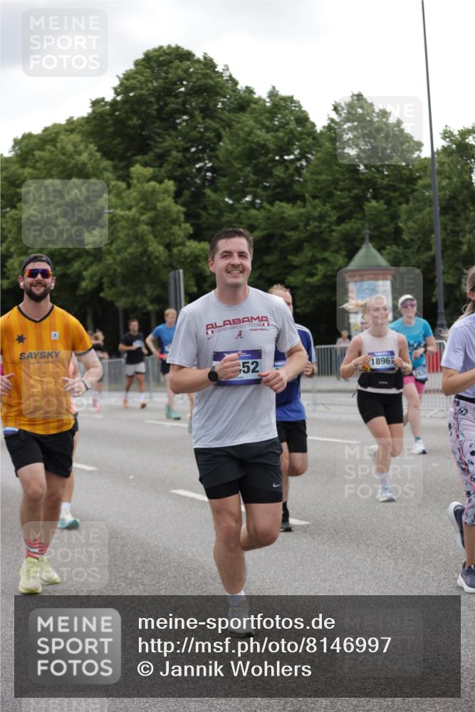 29.06.2025 - hella hamburg halbmarathon Jannik Wohlers http://msf.ph/oto/8146997 29.06.2025 10:48:06 Lombardsbrücke 1142, 1167, 1584, 2195, 2475, 2627, 2909, 3224, 3661, 5781, 6143, 8461, 8719, 8760, 8948, 9775, 9787, 10059, 10204, 12022, 12152, 12192, 12452, 13559, 13814, 13914, 15489, 15593, 15715, 16368, 16498, 16499, 16669, 16693, 16701, 16935, 17631, 17930, 18282, 18496, 18909, 18967, 19024, 19083, 19135 meine-sportfotos.de