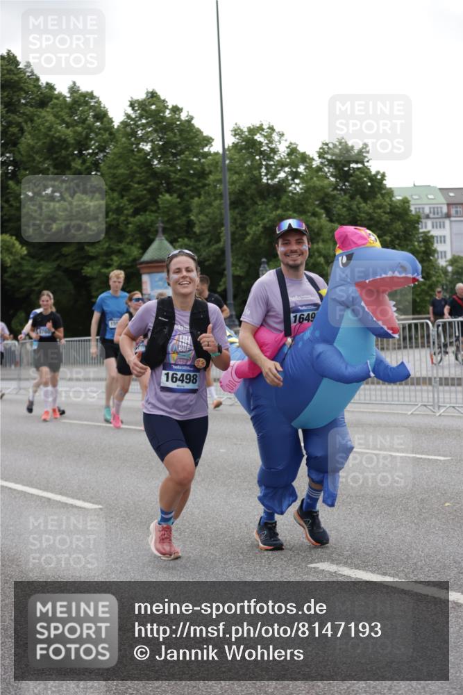 29.06.2025 - hella hamburg halbmarathon Jannik Wohlers http://msf.ph/oto/8147193 29.06.2025 10:48:11 Lombardsbrücke 1142, 1167, 1584, 2195, 2437, 2438, 2475, 2627, 2716, 2909, 3224, 3661, 5010, 7203, 7947, 7948, 8461, 8719, 8760, 9787, 10059, 10204, 10366, 10654, 11776, 12022, 12152, 12452, 13559, 13814, 13845, 13914, 15489, 15593, 15715, 15833, 16498, 16499, 16669, 16693, 16701, 16935, 16974, 17631, 17930, 18282, 18496, 18909, 18967, 19024, 19083, 19135 meine-sportfotos.de