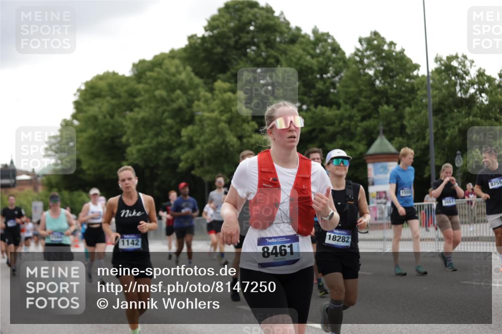 29.06.2025 - hella hamburg halbmarathon Jannik Wohlers http://msf.ph/oto/8147250 29.06.2025 10:48:13 Lombardsbrücke 1142, 1167, 1584, 2437, 2438, 2627, 2716, 3224, 3661, 5010, 7203, 7947, 7948, 8461, 8719, 8760, 9787, 10059, 10204, 10366, 10654, 10656, 11762, 11776, 12452, 13814, 13845, 13914, 15489, 15593, 15715, 15833, 16042, 16498, 16499, 16669, 16693, 16701, 16935, 16974, 17631, 17930, 18282, 18496, 18909, 18967, 19024, 19083, 19135 meine-sportfotos.de