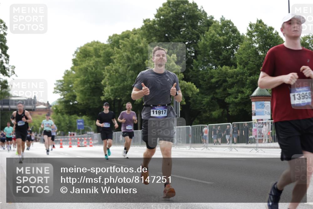 29.06.2025 - hella hamburg halbmarathon Jannik Wohlers http://msf.ph/oto/8147251 29.06.2025 10:11:28 Lombardsbrücke 1328, 1992, 3363, 4227, 5379, 5605, 7571, 9191, 9428, 10042, 10409, 10428, 11507, 11537, 11917, 12473, 13177, 13542, 13958, 14384, 15945, 17080, 17638, 17774, 17866, 18261, 18395 meine-sportfotos.de