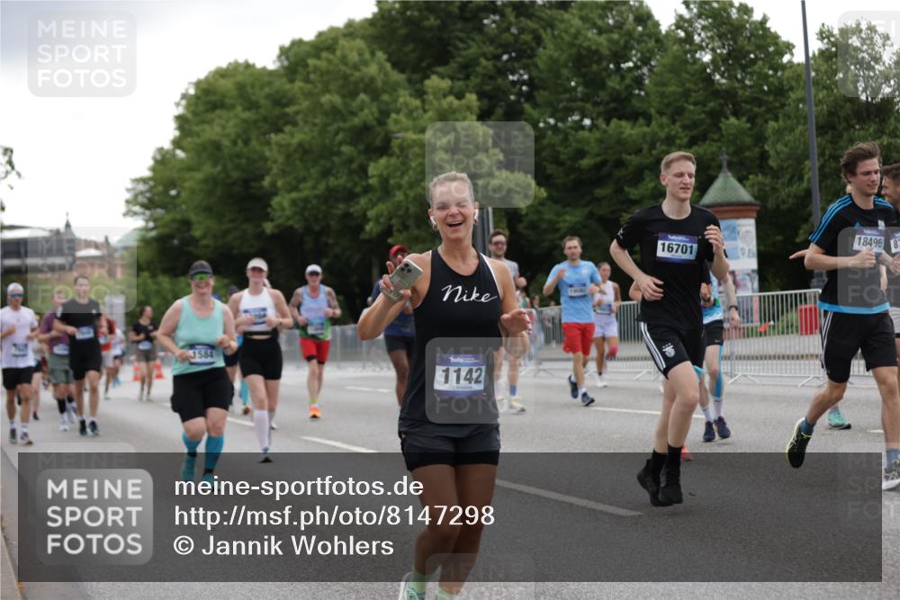 29.06.2025 - hella hamburg halbmarathon Jannik Wohlers http://msf.ph/oto/8147298 29.06.2025 10:48:14 Lombardsbrücke 1142, 1167, 1584, 2437, 2438, 2716, 3224, 3661, 5010, 7203, 7947, 7948, 8461, 8719, 8760, 9787, 10059, 10204, 10366, 10654, 10656, 11364, 11365, 11762, 11776, 13814, 13845, 13914, 15489, 15593, 15715, 15833, 16042, 16498, 16499, 16701, 16935, 16974, 17631, 18282, 18496, 18909, 18967, 19024, 19083, 19135 meine-sportfotos.de