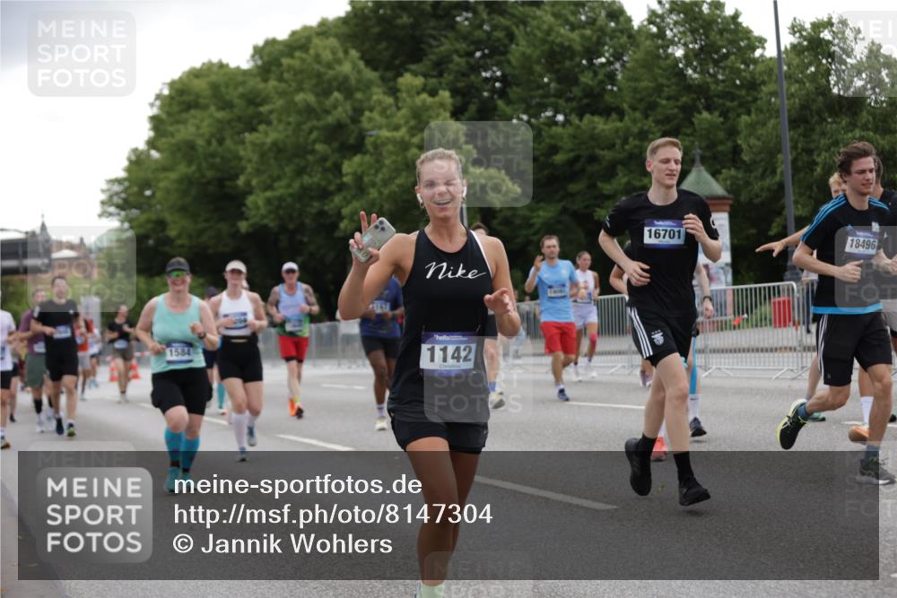 29.06.2025 - hella hamburg halbmarathon Jannik Wohlers http://msf.ph/oto/8147304 29.06.2025 10:48:14 Lombardsbrücke 1142, 1167, 1584, 2437, 2438, 2716, 3224, 3661, 5010, 7203, 7947, 7948, 8461, 8719, 8760, 9787, 10059, 10204, 10366, 10654, 10656, 11364, 11365, 11762, 11776, 13814, 13845, 13914, 15489, 15593, 15715, 15833, 16042, 16498, 16499, 16701, 16935, 16974, 17631, 18282, 18496, 18909, 18967, 19024, 19083, 19135 meine-sportfotos.de