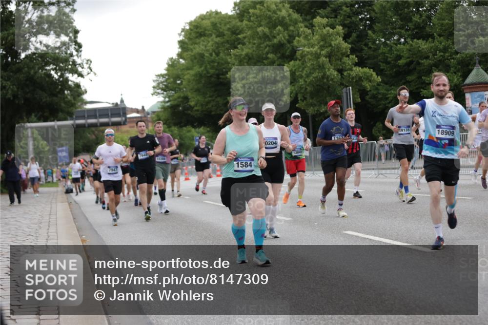 29.06.2025 - hella hamburg halbmarathon Jannik Wohlers http://msf.ph/oto/8147309 29.06.2025 10:48:15 Lombardsbrücke 1142, 1167, 1584, 2437, 2438, 2716, 3224, 3661, 5010, 7203, 7947, 7948, 8461, 8719, 8760, 9787, 10059, 10204, 10366, 10654, 10656, 11364, 11365, 11762, 11776, 11861, 13814, 13845, 13914, 15489, 15593, 15715, 15833, 16042, 16498, 16499, 16701, 16974, 17631, 18282, 18496, 18909, 18967, 19024, 19083, 19135 meine-sportfotos.de