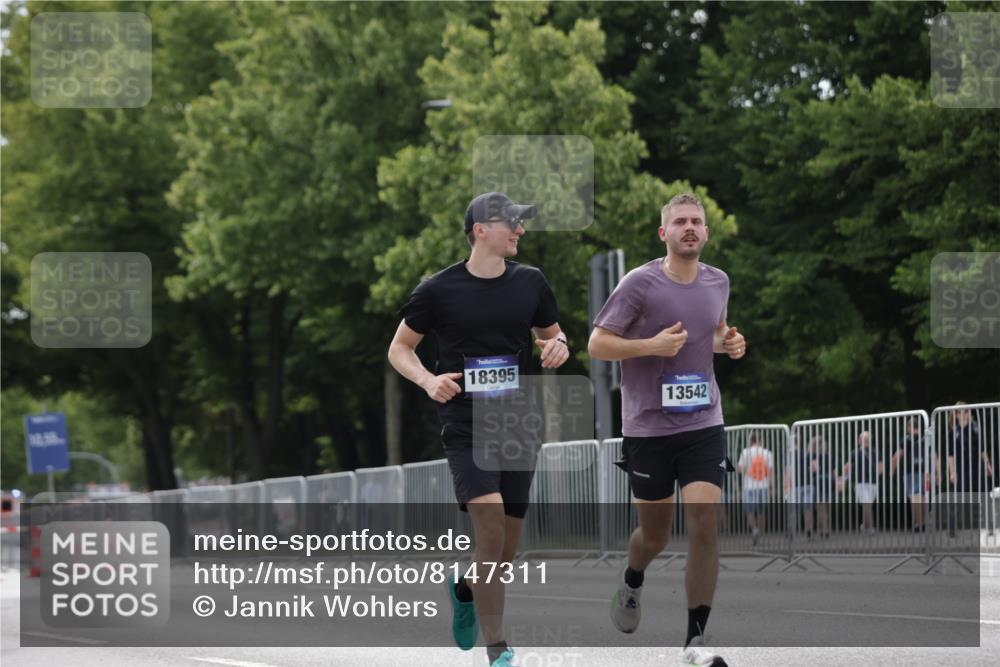 29.06.2025 - hella hamburg halbmarathon Jannik Wohlers http://msf.ph/oto/8147311 29.06.2025 10:11:30 Lombardsbrücke 1328, 1992, 3363, 4227, 5379, 5605, 7571, 9191, 9428, 10042, 10409, 11507, 11537, 11917, 12473, 13171, 13177, 13542, 13958, 14384, 15945, 16976, 17638, 17774, 18261, 18395 meine-sportfotos.de