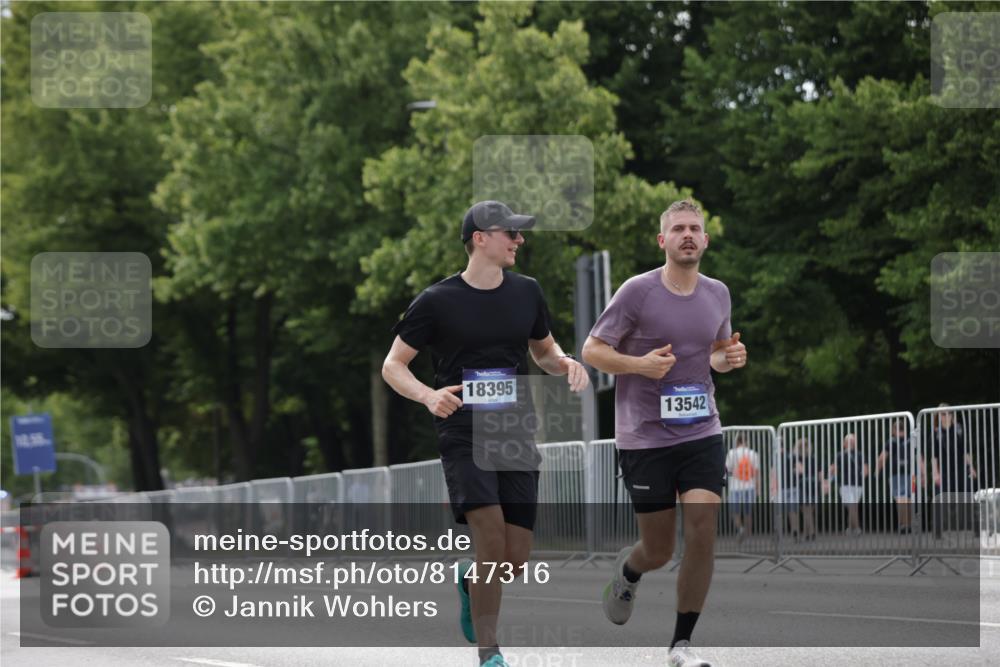 29.06.2025 - hella hamburg halbmarathon Jannik Wohlers http://msf.ph/oto/8147316 29.06.2025 10:11:30 Lombardsbrücke 1328, 1992, 3363, 4227, 5379, 5605, 7571, 9191, 9428, 10042, 10409, 11507, 11537, 11917, 12473, 13171, 13177, 13542, 13958, 14384, 15945, 16976, 17638, 17774, 18261, 18395 meine-sportfotos.de