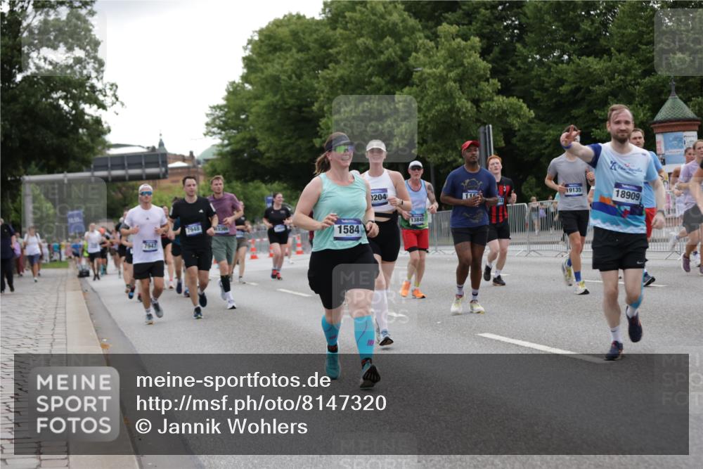 29.06.2025 - hella hamburg halbmarathon Jannik Wohlers http://msf.ph/oto/8147320 29.06.2025 10:48:15 Lombardsbrücke 1142, 1167, 1584, 2437, 2438, 2716, 3224, 3661, 5010, 7203, 7947, 7948, 8461, 8719, 8760, 9787, 10059, 10204, 10366, 10654, 10656, 11364, 11365, 11762, 11776, 11861, 13814, 13845, 13914, 15489, 15593, 15715, 15833, 16042, 16498, 16499, 16701, 16974, 17631, 18282, 18496, 18909, 18967, 19024, 19083, 19135 meine-sportfotos.de