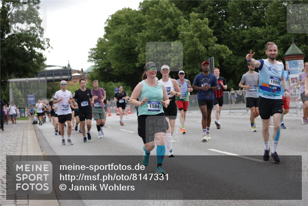 29.06.2025 - hella hamburg halbmarathon Jannik Wohlers http://msf.ph/oto/8147331 29.06.2025 10:48:16 Lombardsbrücke 1142, 1167, 1584, 2437, 2438, 2716, 3224, 5010, 7203, 7947, 7948, 8719, 8760, 9552, 9787, 10059, 10204, 10366, 10524, 10654, 10656, 11364, 11365, 11762, 11776, 11861, 13814, 13845, 13914, 15489, 15715, 15833, 16042, 16498, 16499, 16701, 16974, 17631, 18282, 18496, 18909, 18967, 19024, 19083, 19135 meine-sportfotos.de