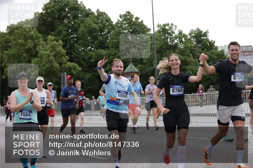 29.06.2025 - hella hamburg halbmarathon Jannik Wohlers http://msf.ph/oto/8147336 29.06.2025 10:48:16 Lombardsbrücke 1142, 1167, 1584, 2437, 2438, 2716, 3224, 5010, 7203, 7947, 7948, 8719, 8760, 9552, 9787, 10059, 10204, 10366, 10524, 10654, 10656, 11364, 11365, 11762, 11776, 11861, 13814, 13845, 13914, 15489, 15715, 15833, 16042, 16498, 16499, 16701, 16974, 17631, 18282, 18496, 18909, 18967, 19024, 19083, 19135 meine-sportfotos.de