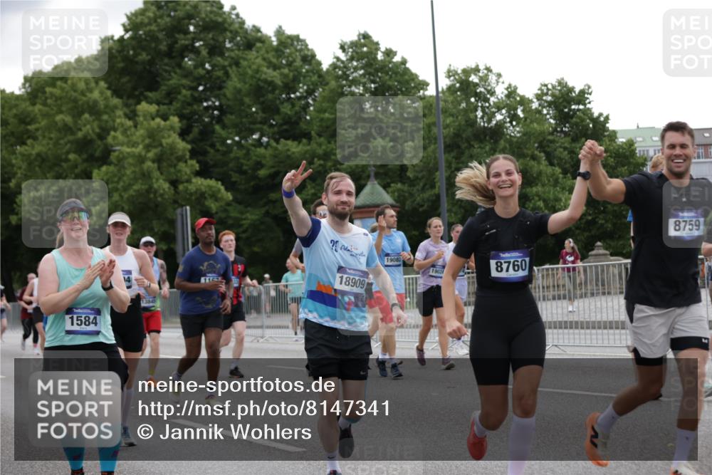29.06.2025 - hella hamburg halbmarathon Jannik Wohlers http://msf.ph/oto/8147341 29.06.2025 10:48:16 Lombardsbrücke 1142, 1167, 1584, 2437, 2438, 2716, 3224, 5010, 7203, 7947, 7948, 8719, 8760, 9552, 9787, 10059, 10204, 10366, 10524, 10654, 10656, 11364, 11365, 11762, 11776, 11861, 13814, 13845, 13914, 15489, 15715, 15833, 16042, 16498, 16499, 16701, 16974, 17631, 18282, 18496, 18909, 18967, 19024, 19083, 19135 meine-sportfotos.de