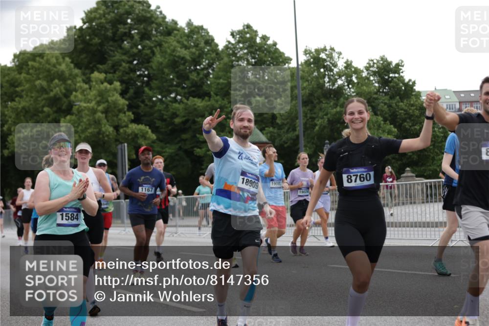 29.06.2025 - hella hamburg halbmarathon Jannik Wohlers http://msf.ph/oto/8147356 29.06.2025 10:48:16 Lombardsbrücke 1142, 1167, 1584, 2437, 2438, 2716, 3224, 5010, 7203, 7947, 7948, 8719, 8760, 9552, 9787, 10059, 10204, 10366, 10524, 10654, 10656, 11364, 11365, 11762, 11776, 11861, 13814, 13845, 13914, 15489, 15715, 15833, 16042, 16498, 16499, 16701, 16974, 17631, 18282, 18496, 18909, 18967, 19024, 19083, 19135 meine-sportfotos.de