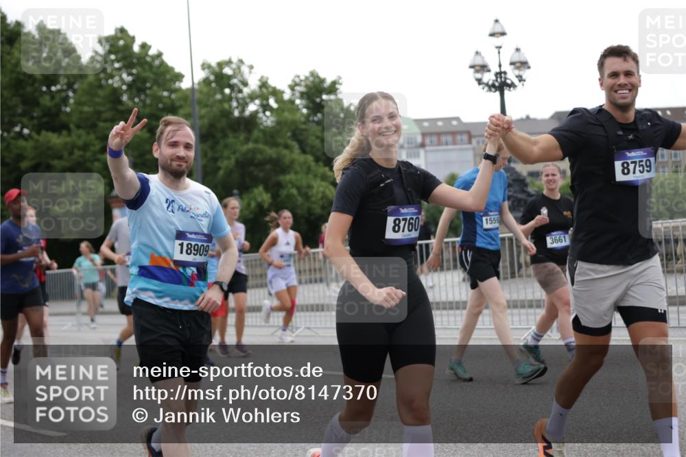 29.06.2025 - hella hamburg halbmarathon Jannik Wohlers http://msf.ph/oto/8147370 29.06.2025 10:48:17 Lombardsbrücke 1142, 1167, 1584, 2437, 2438, 2716, 3224, 5010, 7203, 7947, 7948, 8719, 8760, 9552, 9787, 10059, 10204, 10366, 10524, 10654, 10656, 11364, 11365, 11762, 11776, 11861, 13775, 13814, 13845, 13914, 15489, 15715, 15833, 16042, 16498, 16499, 16701, 16974, 18282, 18496, 18909, 18967, 19024, 19083, 19135 meine-sportfotos.de