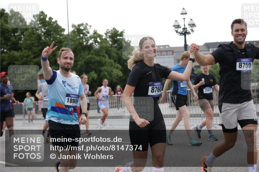 29.06.2025 - hella hamburg halbmarathon Jannik Wohlers http://msf.ph/oto/8147374 29.06.2025 10:48:17 Lombardsbrücke 1142, 1167, 1584, 2437, 2438, 2716, 3224, 5010, 7203, 7947, 7948, 8719, 8760, 9552, 9787, 10059, 10204, 10366, 10524, 10654, 10656, 11364, 11365, 11762, 11776, 11861, 13775, 13814, 13845, 13914, 15489, 15715, 15833, 16042, 16498, 16499, 16701, 16974, 18282, 18496, 18909, 18967, 19024, 19083, 19135 meine-sportfotos.de