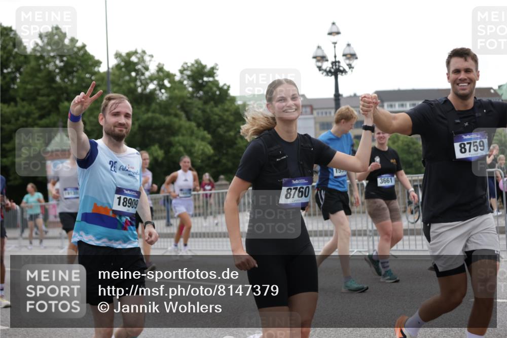 29.06.2025 - hella hamburg halbmarathon Jannik Wohlers http://msf.ph/oto/8147379 29.06.2025 10:48:17 Lombardsbrücke 1142, 1167, 1584, 2437, 2438, 2716, 3224, 5010, 7203, 7947, 7948, 8719, 8760, 9552, 9787, 10059, 10204, 10366, 10524, 10654, 10656, 11364, 11365, 11762, 11776, 11861, 13775, 13814, 13845, 13914, 15489, 15715, 15833, 16042, 16498, 16499, 16701, 16974, 18282, 18496, 18909, 18967, 19024, 19083, 19135 meine-sportfotos.de