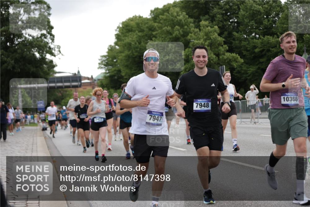 29.06.2025 - hella hamburg halbmarathon Jannik Wohlers http://msf.ph/oto/8147398 29.06.2025 10:48:20 Lombardsbrücke 1142, 1167, 1584, 2437, 2438, 2716, 2792, 5010, 7062, 7203, 7947, 7948, 8719, 8760, 9552, 9787, 10204, 10366, 10524, 10654, 10656, 11364, 11365, 11762, 11776, 11861, 13775, 13814, 13845, 14382, 15833, 16042, 16498, 16499, 16525, 16701, 16974, 17046, 18282, 18496, 18909, 19024, 19083, 19135 meine-sportfotos.de