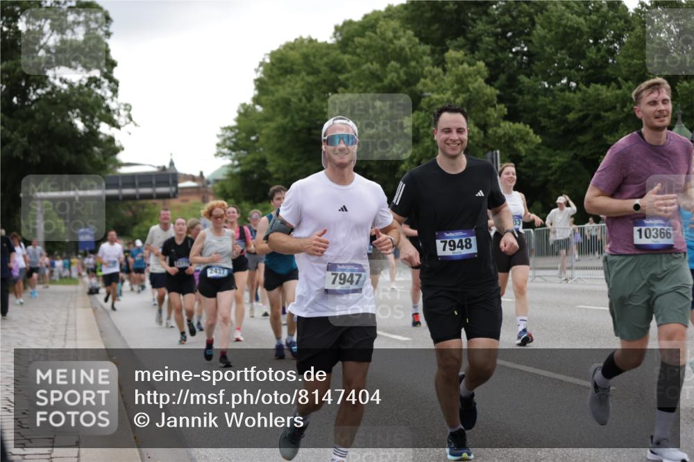 29.06.2025 - hella hamburg halbmarathon Jannik Wohlers http://msf.ph/oto/8147404 29.06.2025 10:48:20 Lombardsbrücke 1142, 1167, 1584, 2437, 2438, 2716, 2792, 5010, 7062, 7203, 7947, 7948, 8719, 8760, 9552, 9787, 10204, 10366, 10524, 10654, 10656, 11364, 11365, 11762, 11776, 11861, 13775, 13814, 13845, 14382, 15833, 16042, 16498, 16499, 16525, 16701, 16974, 17046, 18282, 18496, 18909, 19024, 19083, 19135 meine-sportfotos.de