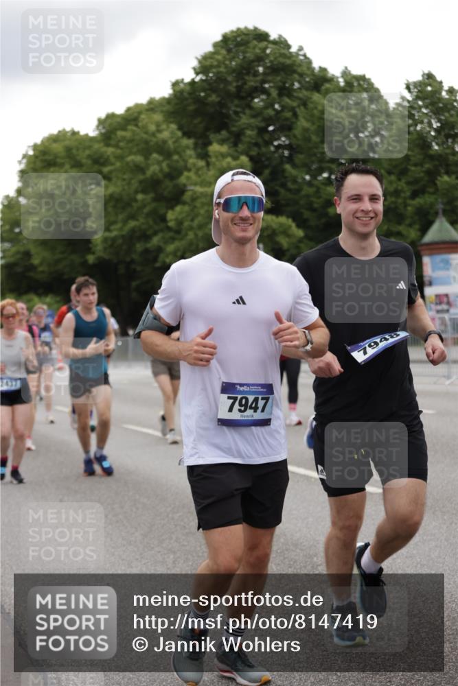 29.06.2025 - hella hamburg halbmarathon Jannik Wohlers http://msf.ph/oto/8147419 29.06.2025 10:48:21 Lombardsbrücke 1142, 1167, 1584, 2437, 2438, 2716, 2792, 3215, 5010, 6437, 7062, 7203, 7947, 7948, 8719, 8760, 9552, 9787, 10204, 10366, 10524, 10654, 10656, 11364, 11365, 11762, 11776, 11861, 13549, 13775, 13814, 13845, 14382, 15833, 16042, 16498, 16499, 16525, 16701, 16974, 17046, 18282, 18496, 18909, 19024, 19083, 19135 meine-sportfotos.de
