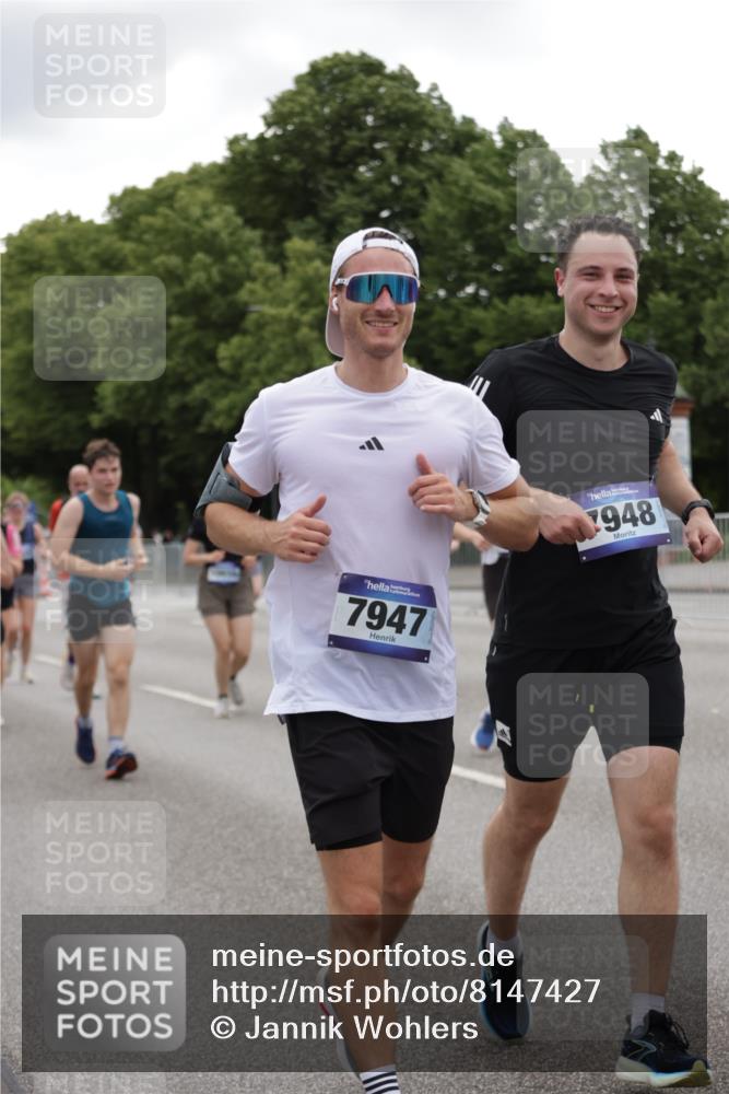 29.06.2025 - hella hamburg halbmarathon Jannik Wohlers http://msf.ph/oto/8147427 29.06.2025 10:48:21 Lombardsbrücke 1142, 1167, 1584, 2437, 2438, 2716, 2792, 3215, 5010, 6437, 7062, 7203, 7947, 7948, 8719, 8760, 9552, 9787, 10204, 10366, 10524, 10654, 10656, 11364, 11365, 11762, 11776, 11861, 13549, 13775, 13814, 13845, 14382, 15833, 16042, 16498, 16499, 16525, 16701, 16974, 17046, 18282, 18496, 18909, 19024, 19083, 19135 meine-sportfotos.de