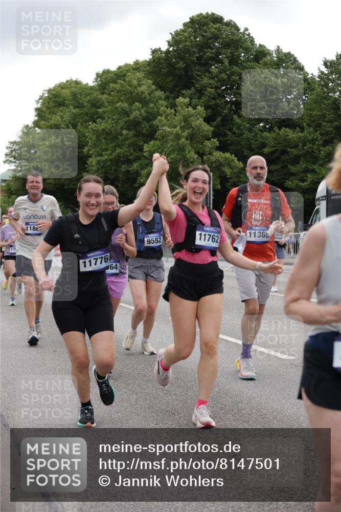 29.06.2025 - hella hamburg halbmarathon Jannik Wohlers http://msf.ph/oto/8147501 29.06.2025 10:48:25 Lombardsbrücke 1167, 1584, 2160, 2437, 2438, 2716, 2792, 3215, 5010, 5479, 5480, 6015, 6437, 6566, 7062, 7203, 7947, 7948, 8719, 9552, 10204, 10366, 10524, 10654, 10656, 11364, 11365, 11690, 11762, 11776, 11861, 13507, 13549, 13775, 13845, 14382, 15100, 15833, 16042, 16525, 16701, 16974, 17046, 18016, 18282, 18496, 19024, 19083, 19135 meine-sportfotos.de
