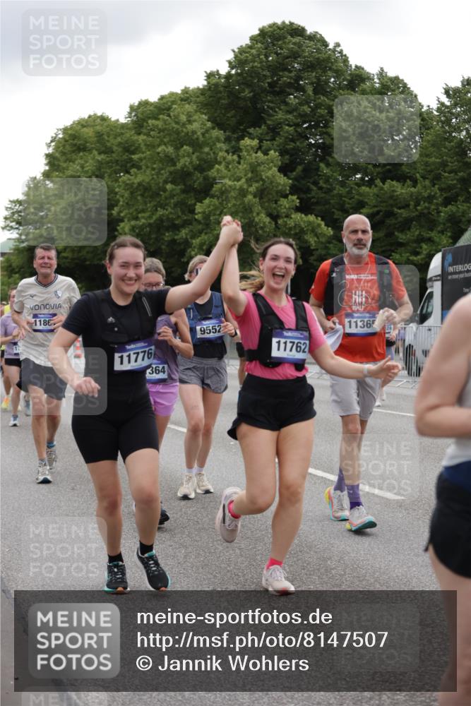 29.06.2025 - hella hamburg halbmarathon Jannik Wohlers http://msf.ph/oto/8147507 29.06.2025 10:48:25 Lombardsbrücke 1167, 1584, 2160, 2437, 2438, 2716, 2792, 3215, 5010, 5479, 5480, 6015, 6437, 6566, 7062, 7203, 7947, 7948, 8719, 9552, 10204, 10366, 10524, 10654, 10656, 11364, 11365, 11690, 11762, 11776, 11861, 13507, 13549, 13775, 13845, 14382, 15100, 15833, 16042, 16525, 16701, 16974, 17046, 18016, 18282, 18496, 19024, 19083, 19135 meine-sportfotos.de