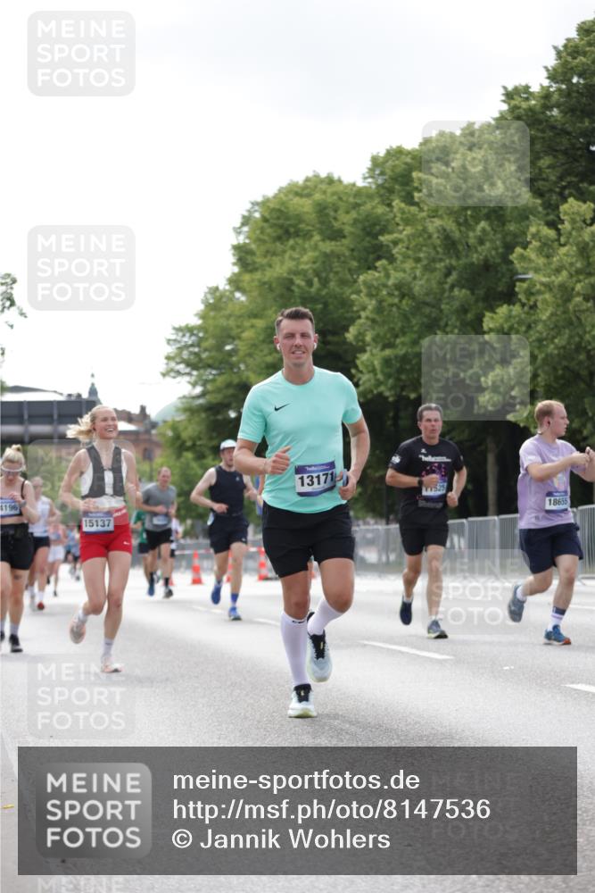 29.06.2025 - hella hamburg halbmarathon Jannik Wohlers http://msf.ph/oto/8147536 29.06.2025 10:11:37 Lombardsbrücke 1062, 1790, 5379, 9191, 10042, 10409, 11525, 11537, 11581, 11917, 13171, 13542, 13958, 14060, 14196, 15137, 16976, 17774, 18261, 18395, 18429, 18655 meine-sportfotos.de