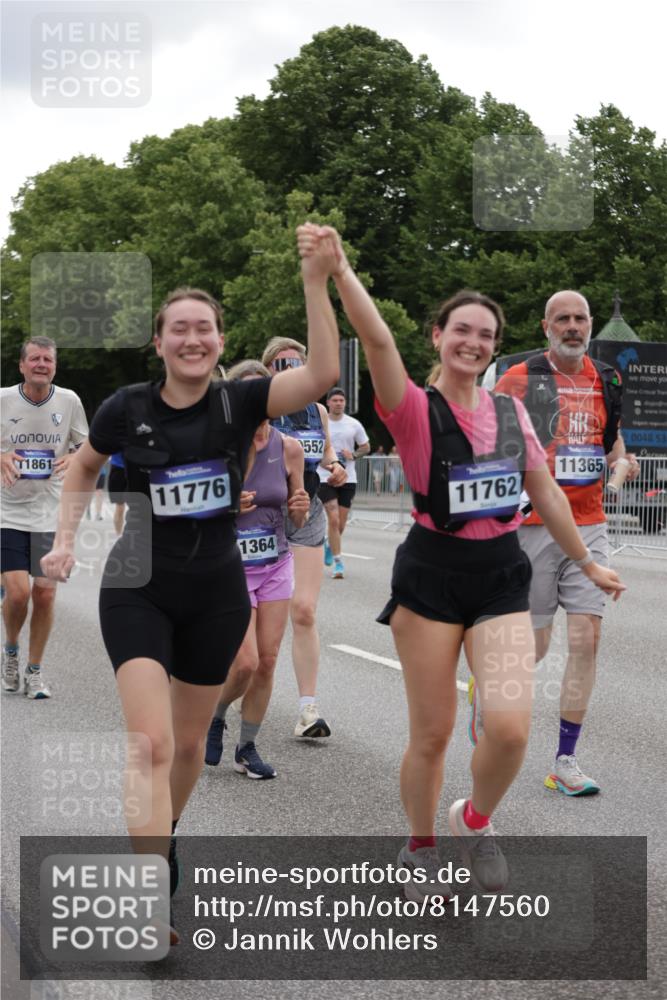 29.06.2025 - hella hamburg halbmarathon Jannik Wohlers http://msf.ph/oto/8147560 29.06.2025 10:48:25 Lombardsbrücke 1167, 1584, 2160, 2437, 2438, 2716, 2792, 3215, 5010, 5479, 5480, 6015, 6437, 6566, 7062, 7203, 7947, 7948, 8719, 9552, 10204, 10366, 10524, 10654, 10656, 11364, 11365, 11690, 11762, 11776, 11861, 13507, 13549, 13775, 13845, 14382, 15100, 15833, 16042, 16525, 16701, 16974, 17046, 18016, 18282, 18496, 19024, 19083, 19135 meine-sportfotos.de