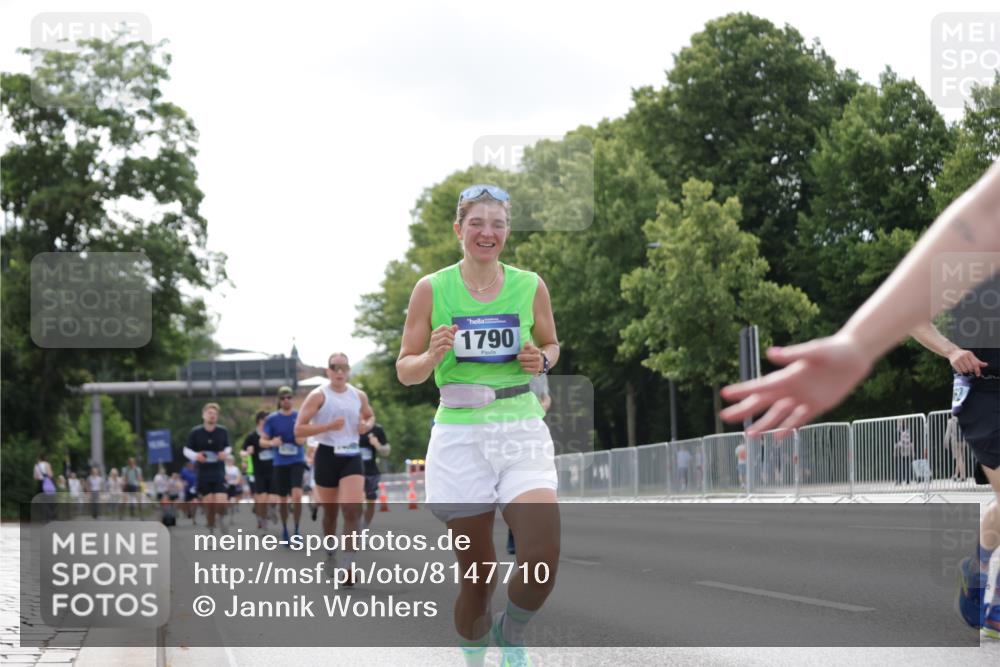 29.06.2025 - hella hamburg halbmarathon Jannik Wohlers http://msf.ph/oto/8147710 29.06.2025 10:11:42 Lombardsbrücke 1062, 1790, 2661, 7474, 9253, 9705, 10409, 11509, 11525, 11537, 11581, 11917, 13171, 13542, 14060, 14196, 14313, 15137, 16379, 16976, 18261, 18395, 18429, 18655 meine-sportfotos.de