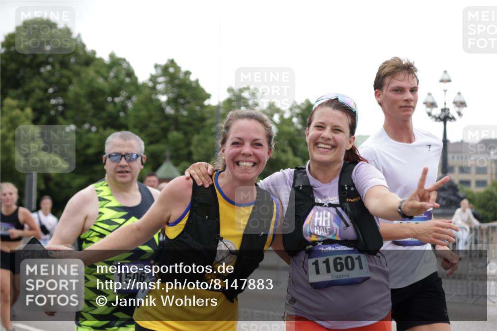 29.06.2025 - hella hamburg halbmarathon Jannik Wohlers http://msf.ph/oto/8147883 29.06.2025 10:48:44 Lombardsbrücke 2160, 2395, 2541, 2713, 2927, 3070, 3086, 3232, 3253, 4403, 4525, 4527, 5118, 5463, 5479, 5480, 5551, 6015, 6566, 6979, 7931, 7936, 8549, 9245, 9341, 9359, 10033, 10038, 10081, 10130, 10479, 10782, 10785, 11000, 11031, 11192, 11601, 11681, 11690, 11741, 11865, 12010, 12173, 12380, 12664, 12881, 12882, 13426, 13564, 13565, 14080, 14081, 14623, 15064, 15100, 15159, 15176, 15411, 15530, 15597, 15631, 15771, 16012, 16759, 17287, 17315, 17538, 17647, 17693, 18016, 18453 meine-sportfotos.de