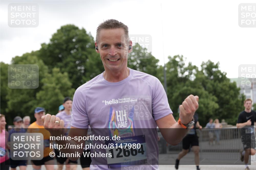 29.06.2025 - hella hamburg halbmarathon Jannik Wohlers http://msf.ph/oto/8147980 29.06.2025 10:48:51 Lombardsbrücke 1525, 2067, 2395, 2527, 2541, 2713, 2927, 3070, 3086, 3232, 4403, 4525, 4527, 4589, 4809, 5106, 5118, 5463, 6979, 6989, 7301, 7931, 7936, 8549, 9245, 9341, 9359, 10033, 10038, 10130, 10333, 10479, 10782, 10785, 11031, 11192, 11601, 11681, 11741, 12010, 12380, 12664, 12669, 13564, 13565, 14080, 14081, 15057, 15064, 15176, 15411, 15530, 15597, 16012, 16436, 16759, 17085, 17089, 17287, 17315, 17647, 17964, 18453, 18470 meine-sportfotos.de