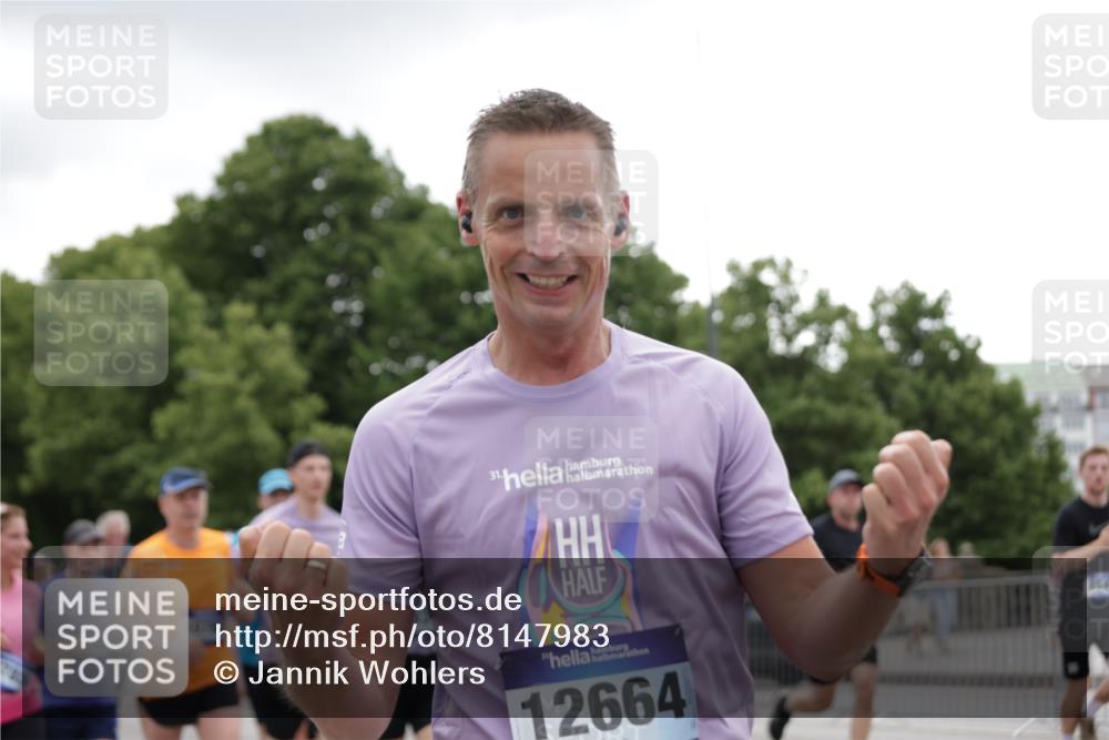 29.06.2025 - hella hamburg halbmarathon Jannik Wohlers http://msf.ph/oto/8147983 29.06.2025 10:48:51 Lombardsbrücke 1525, 2067, 2395, 2527, 2541, 2713, 2927, 3070, 3086, 3232, 4403, 4525, 4527, 4589, 4809, 5106, 5118, 5463, 6979, 6989, 7301, 7931, 7936, 8549, 9245, 9341, 9359, 10033, 10038, 10130, 10333, 10479, 10782, 10785, 11031, 11192, 11601, 11681, 11741, 12010, 12380, 12664, 12669, 13564, 13565, 14080, 14081, 15057, 15064, 15176, 15411, 15530, 15597, 16012, 16436, 16759, 17085, 17089, 17287, 17315, 17647, 17964, 18453, 18470 meine-sportfotos.de