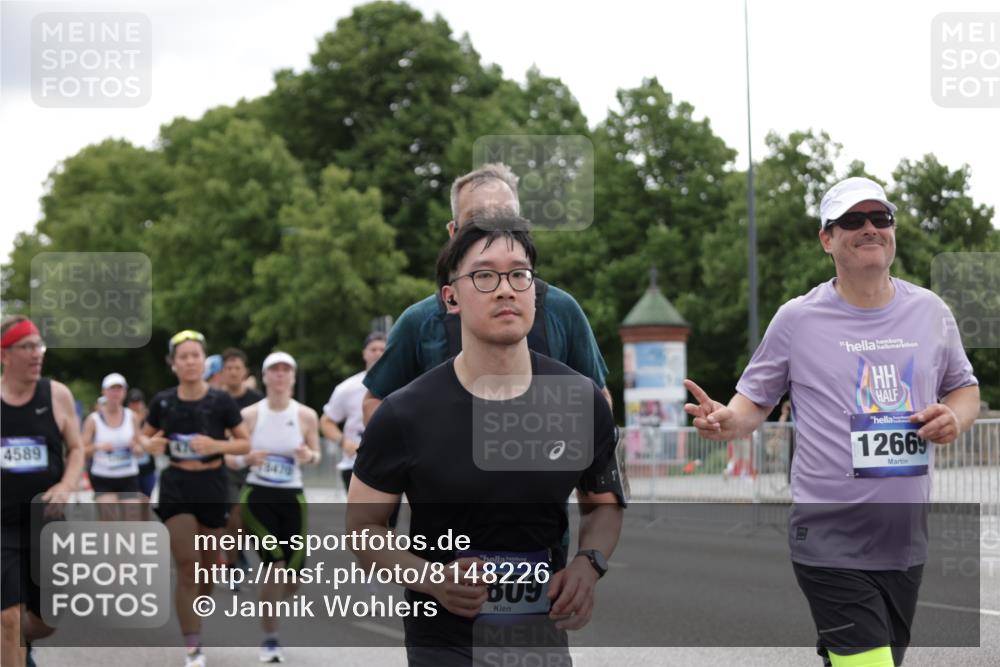 29.06.2025 - hella hamburg halbmarathon Jannik Wohlers http://msf.ph/oto/8148226 29.06.2025 10:49:01 Lombardsbrücke 1525, 1625, 1805, 2067, 2527, 2541, 2668, 2927, 3070, 3183, 3232, 3383, 3943, 4525, 4527, 4589, 4769, 4809, 5106, 5463, 6191, 6989, 7301, 7650, 7931, 7936, 8549, 9245, 9261, 10033, 10038, 10130, 10333, 10479, 11558, 11631, 11681, 12669, 13564, 13565, 14389, 14390, 15057, 15412, 16436, 16944, 17085, 17089, 17315, 17647, 17964, 18470, 18586, 19247 meine-sportfotos.de