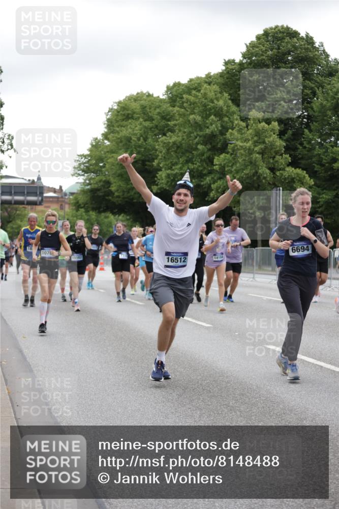 29.06.2025 - hella hamburg halbmarathon Jannik Wohlers http://msf.ph/oto/8148488 29.06.2025 10:49:16 Lombardsbrücke 1040, 1041, 1625, 1805, 1888, 2466, 2668, 2862, 2997, 3943, 5076, 5552, 5694, 6191, 6694, 7305, 7339, 7366, 7650, 7679, 8065, 9162, 10403, 10704, 11631, 12124, 12388, 13764, 13915, 13942, 14137, 14184, 14214, 14389, 14390, 14529, 14692, 15063, 15412, 15582, 16097, 16265, 16512, 16944, 16953, 16975, 17196, 17408, 18086, 18404, 18586, 18684, 19071, 19247 meine-sportfotos.de