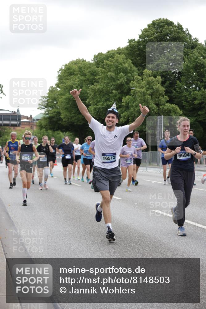 29.06.2025 - hella hamburg halbmarathon Jannik Wohlers http://msf.ph/oto/8148503 29.06.2025 10:49:16 Lombardsbrücke 1040, 1041, 1625, 1805, 1888, 2466, 2668, 2862, 2997, 3943, 5076, 5552, 5694, 6191, 6694, 7305, 7339, 7366, 7650, 7679, 8065, 9162, 10403, 10704, 11631, 12124, 12388, 13764, 13915, 13942, 14137, 14184, 14214, 14389, 14390, 14529, 14692, 15063, 15412, 15582, 16097, 16265, 16512, 16944, 16953, 16975, 17196, 17408, 18086, 18404, 18586, 18684, 19071, 19247 meine-sportfotos.de