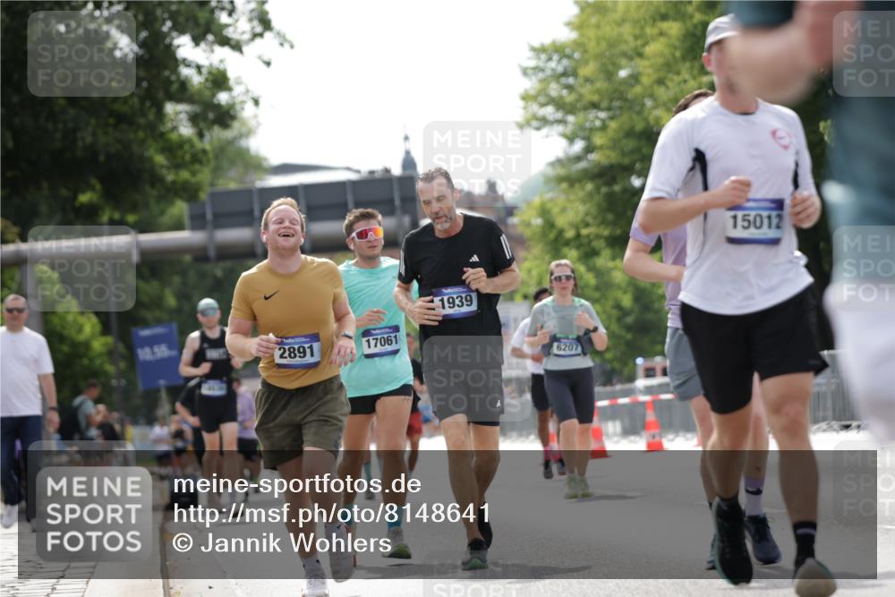 29.06.2025 - hella hamburg halbmarathon Jannik Wohlers http://msf.ph/oto/8148641 29.06.2025 10:12:20 Lombardsbrücke 1249, 1785, 1851, 1939, 2531, 2891, 3182, 5150, 6207, 7014, 7907, 8917, 8971, 11025, 12456, 13566, 13816, 14540, 14869, 15012, 15369, 16473, 16826, 16911, 17061, 17994, 18178, 18493 meine-sportfotos.de