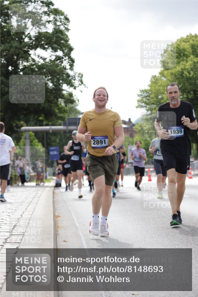 29.06.2025 - hella hamburg halbmarathon Jannik Wohlers http://msf.ph/oto/8148693 29.06.2025 10:12:23 Lombardsbrücke 1020, 1051, 1249, 1851, 1939, 2531, 2891, 4532, 5150, 6207, 7907, 8917, 8971, 10067, 11025, 11720, 12456, 13566, 13816, 14540, 14869, 15012, 15369, 15531, 16323, 16826, 16911, 17061, 17994, 18178, 18530 meine-sportfotos.de