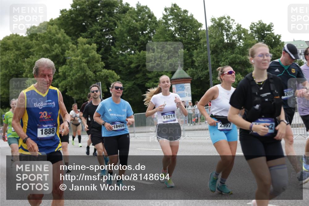29.06.2025 - hella hamburg halbmarathon Jannik Wohlers http://msf.ph/oto/8148694 29.06.2025 10:49:22 Lombardsbrücke 1040, 1041, 1888, 2212, 2466, 2862, 2997, 4870, 5076, 5552, 5694, 6694, 7305, 7339, 7366, 7679, 8065, 9015, 9162, 10403, 10683, 10704, 12124, 12388, 13764, 13915, 13942, 14137, 14184, 14214, 14529, 14545, 14692, 15063, 15582, 16097, 16265, 16512, 16944, 16953, 16975, 17196, 17408, 18086, 18404, 18684, 19071, 19247 meine-sportfotos.de