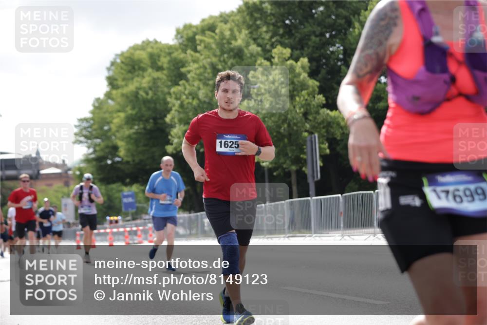 29.06.2025 - hella hamburg halbmarathon Jannik Wohlers http://msf.ph/oto/8149123 29.06.2025 10:12:40 Lombardsbrücke 1020, 1051, 2942, 4532, 7873, 8398, 8405, 9141, 10067, 10402, 11720, 14404, 15531, 16030, 16255, 16323, 16437, 17699, 17988, 18048, 18320, 18530, 18732 meine-sportfotos.de