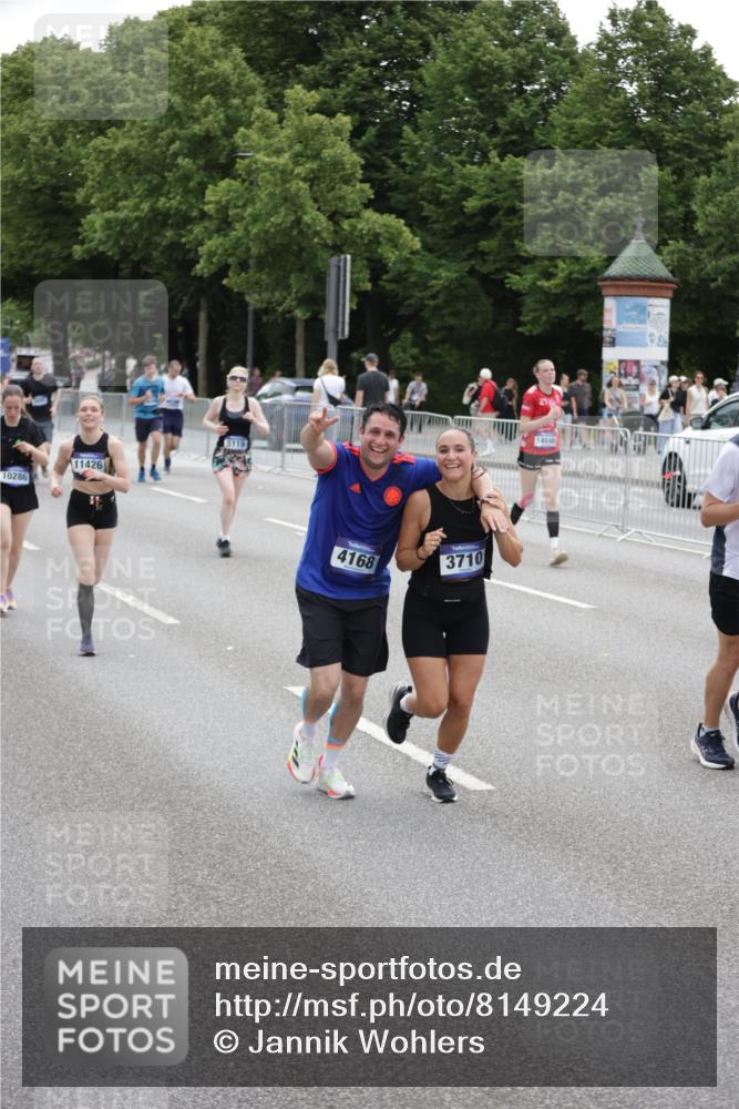 29.06.2025 - hella hamburg halbmarathon Jannik Wohlers http://msf.ph/oto/8149224 29.06.2025 10:49:52 Lombardsbrücke 1259, 1828, 2047, 3203, 3680, 3701, 3710, 3805, 3897, 4090, 4168, 5119, 5997, 6680, 6830, 7677, 7721, 7722, 7755, 8254, 9605, 9940, 10060, 10286, 10617, 11426, 11696, 11716, 12079, 13127, 13128, 13381, 13846, 13887, 14144, 14591, 14940, 15230, 15551, 16410, 16412, 16489, 16635, 16670, 17256, 18961, 19058, 19086 meine-sportfotos.de