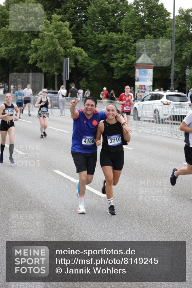 29.06.2025 - hella hamburg halbmarathon Jannik Wohlers http://msf.ph/oto/8149245 29.06.2025 10:49:52 Lombardsbrücke 1259, 1828, 2047, 3203, 3680, 3701, 3710, 3805, 3897, 4090, 4168, 5119, 5997, 6680, 6830, 7677, 7721, 7722, 7755, 8254, 9605, 9940, 10060, 10286, 10617, 11426, 11696, 11716, 12079, 13127, 13128, 13381, 13846, 13887, 14144, 14591, 14940, 15230, 15551, 16410, 16412, 16489, 16635, 16670, 17256, 18961, 19058, 19086 meine-sportfotos.de