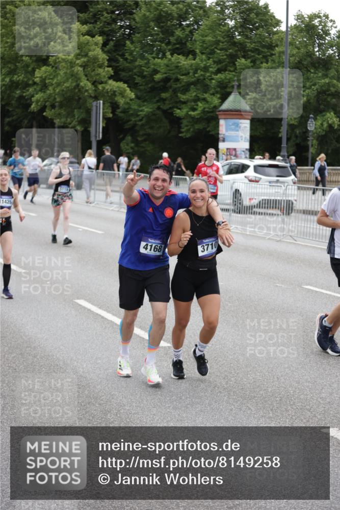 29.06.2025 - hella hamburg halbmarathon Jannik Wohlers http://msf.ph/oto/8149258 29.06.2025 10:49:52 Lombardsbrücke 1259, 1828, 2047, 3203, 3680, 3701, 3710, 3805, 3897, 4090, 4168, 5119, 5997, 6680, 6830, 7677, 7721, 7722, 7755, 8254, 9605, 9940, 10060, 10286, 10617, 11426, 11696, 11716, 12079, 13127, 13128, 13381, 13846, 13887, 14144, 14591, 14940, 15230, 15551, 16410, 16412, 16489, 16635, 16670, 17256, 18961, 19058, 19086 meine-sportfotos.de