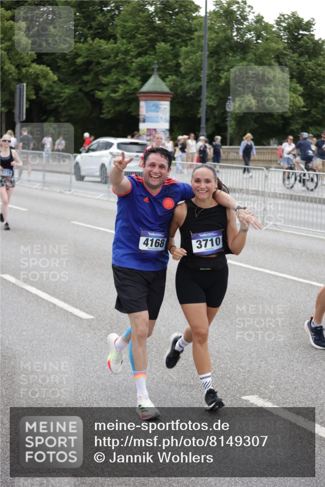 29.06.2025 - hella hamburg halbmarathon Jannik Wohlers http://msf.ph/oto/8149307 29.06.2025 10:49:52 Lombardsbrücke 1259, 1828, 2047, 3203, 3680, 3701, 3710, 3805, 3897, 4090, 4168, 5119, 5997, 6680, 6830, 7677, 7721, 7722, 7755, 8254, 9605, 9940, 10060, 10286, 10617, 11426, 11696, 11716, 12079, 13127, 13128, 13381, 13846, 13887, 14144, 14591, 14940, 15230, 15551, 16410, 16412, 16489, 16635, 16670, 17256, 18961, 19058, 19086 meine-sportfotos.de