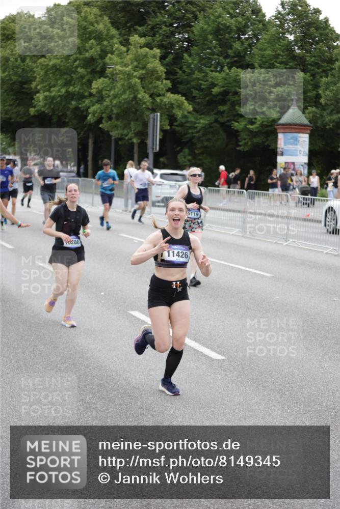 29.06.2025 - hella hamburg halbmarathon Jannik Wohlers http://msf.ph/oto/8149345 29.06.2025 10:49:53 Lombardsbrücke 1259, 1828, 2047, 3203, 3680, 3701, 3710, 3805, 3897, 4090, 4168, 5119, 5997, 6680, 6830, 7677, 7721, 7722, 7755, 8254, 9605, 9940, 10060, 10286, 10617, 11426, 11696, 11716, 12079, 13127, 13128, 13381, 13846, 13887, 14102, 14144, 14591, 14940, 15230, 15551, 16410, 16412, 16489, 16635, 16670, 16742, 17256, 19058, 19086 meine-sportfotos.de