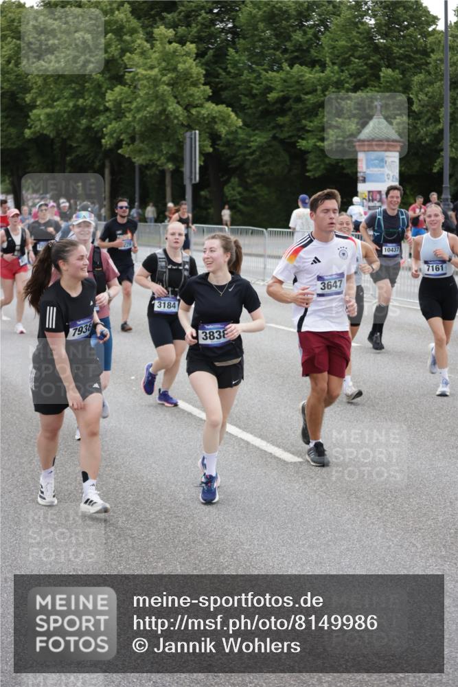 29.06.2025 - hella hamburg halbmarathon Jannik Wohlers http://msf.ph/oto/8149986 29.06.2025 10:50:20 Lombardsbrücke 1930, 2200, 3184, 3229, 3647, 3838, 4642, 4695, 4771, 5131, 6178, 7133, 7161, 7938, 8200, 8833, 8834, 8986, 9096, 9168, 9933, 10029, 10437, 11577, 12392, 12393, 13981, 14534, 14762, 14767, 14773, 15017, 15105, 15416, 16500, 16501, 16553, 16593, 16904, 17337, 17648, 17735, 17790, 18067, 18092 meine-sportfotos.de
