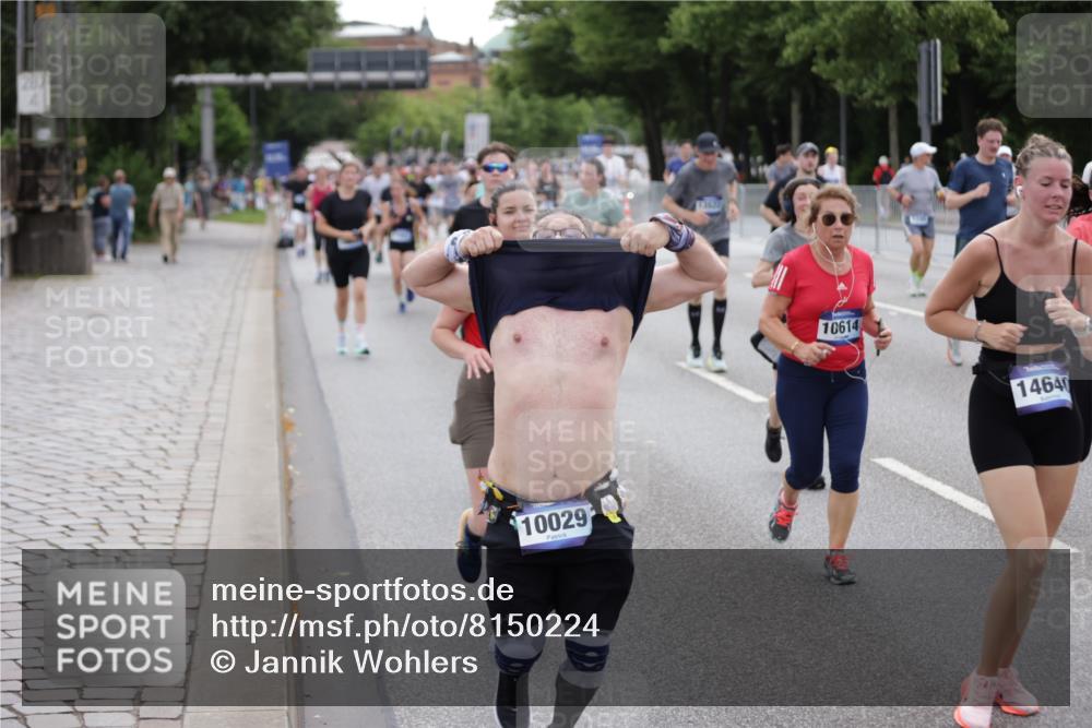29.06.2025 - hella hamburg halbmarathon Jannik Wohlers http://msf.ph/oto/8150224 29.06.2025 10:50:34 Lombardsbrücke 1129, 1203, 1208, 1404, 2200, 2358, 2859, 3229, 3934, 4771, 4848, 5286, 5289, 6178, 7141, 7770, 7771, 7825, 8200, 8779, 8986, 10029, 10552, 10614, 10636, 11052, 11252, 11577, 11971, 12301, 12800, 13468, 13522, 13981, 14010, 14127, 14534, 14640, 14767, 14773, 15250, 15464, 16500, 16501, 16553, 16727, 16729, 16904, 17295, 17648, 17735 meine-sportfotos.de