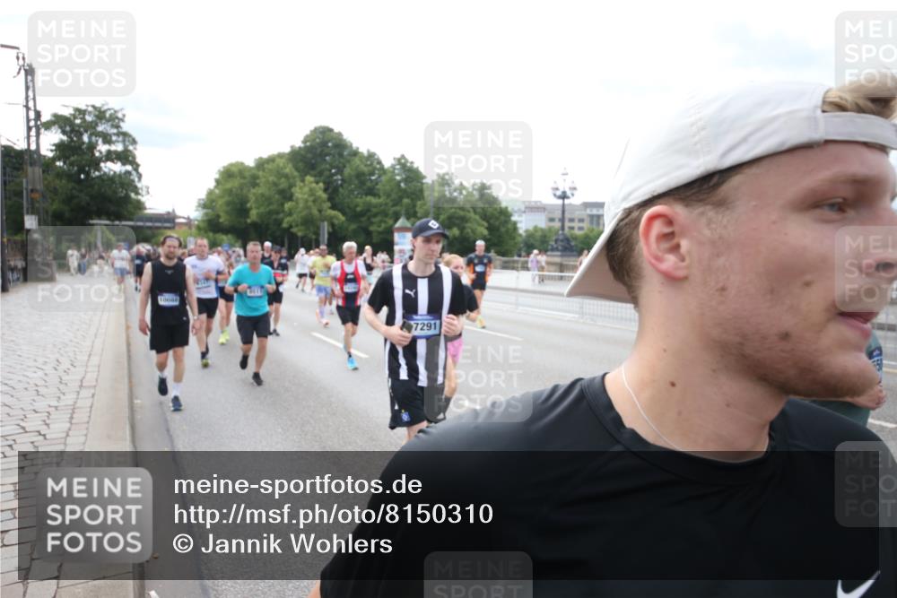 29.06.2025 - hella hamburg halbmarathon Jannik Wohlers http://msf.ph/oto/8150310 29.06.2025 10:22:03 Lombardsbrücke 1187, 1598, 2022, 2351, 2479, 2886, 3108, 3430, 3457, 3511, 3910, 3946, 4113, 4114, 4131, 4556, 4559, 4829, 4969, 4970, 5079, 5798, 5838, 6030, 6048, 6049, 6303, 6307, 6347, 6820, 6826, 6899, 7097, 7794, 8511, 8855, 8931, 9204, 9516, 9598, 10065, 10241, 10432, 10573, 10663, 10917, 10961, 11046, 12933, 13248, 13369, 13460, 13472, 13820, 13963, 14079, 14240, 14314, 14333, 14334, 14442, 14901, 14903, 14906, 14980, 15114 meine-sportfotos.de