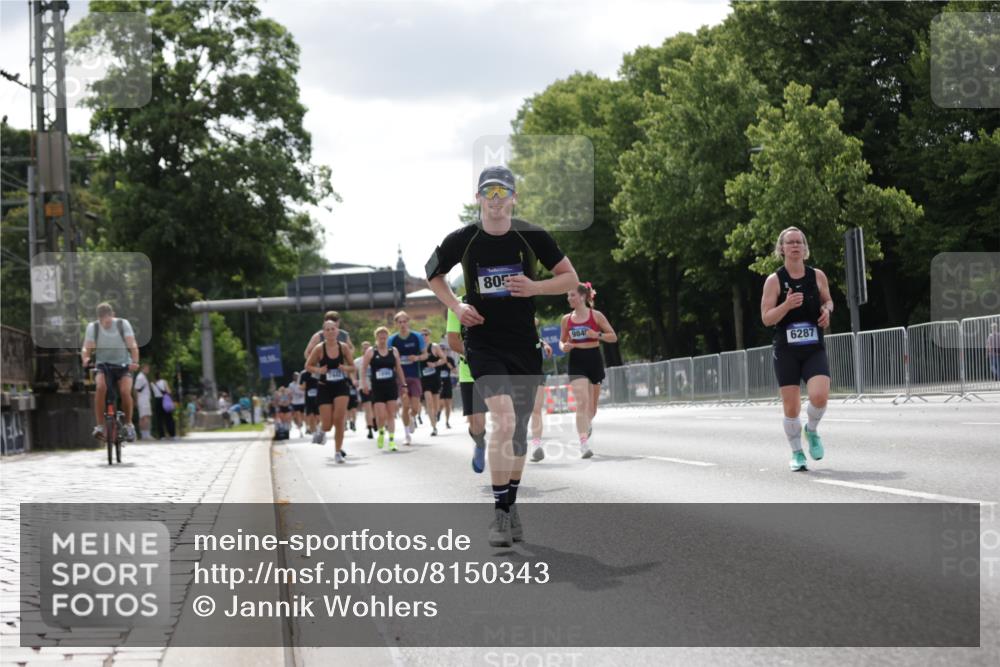 29.06.2025 - hella hamburg halbmarathon Jannik Wohlers http://msf.ph/oto/8150343 29.06.2025 10:13:45 Lombardsbrücke 1194, 1890, 3939, 4032, 4962, 6287, 7442, 7991, 8001, 8057, 8409, 9845, 9886, 11987, 12938, 13285, 13788, 15482, 15840, 17439, 18041, 18236, 18239 meine-sportfotos.de