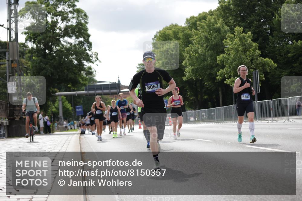 29.06.2025 - hella hamburg halbmarathon Jannik Wohlers http://msf.ph/oto/8150357 29.06.2025 10:13:45 Lombardsbrücke 1194, 1890, 3939, 4032, 4962, 6287, 7442, 7991, 8001, 8057, 8409, 9845, 9886, 11987, 12938, 13285, 13788, 15482, 15840, 17439, 18041, 18236, 18239 meine-sportfotos.de