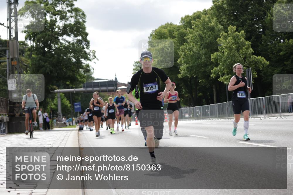 29.06.2025 - hella hamburg halbmarathon Jannik Wohlers http://msf.ph/oto/8150363 29.06.2025 10:13:45 Lombardsbrücke 1194, 1890, 3939, 4032, 4962, 6287, 7442, 7991, 8001, 8057, 8409, 9845, 9886, 11987, 12938, 13285, 13788, 15482, 15840, 17439, 18041, 18236, 18239 meine-sportfotos.de